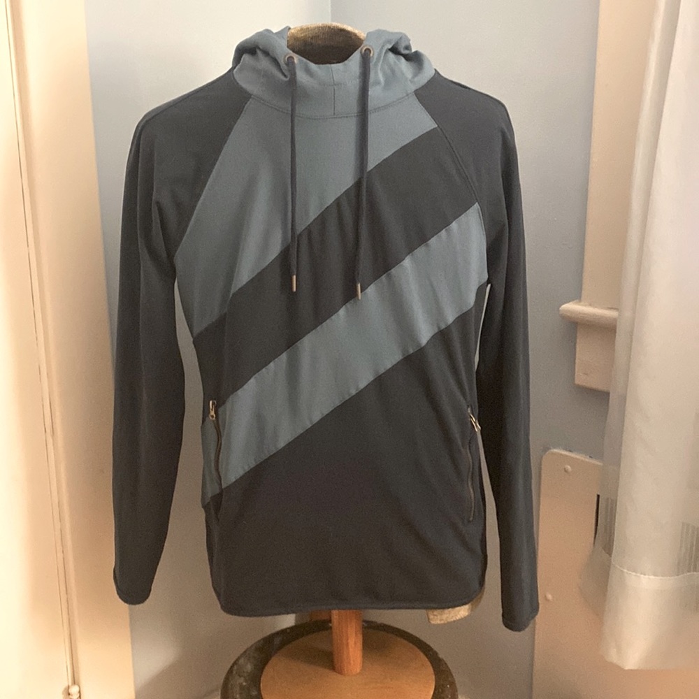 HALYCON Athletic Hoodie - size M